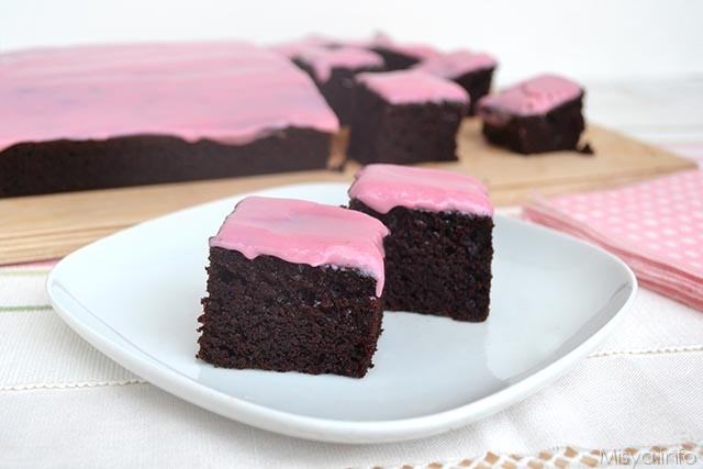 torta con cioccolato, mandorle e barbabietola rossa