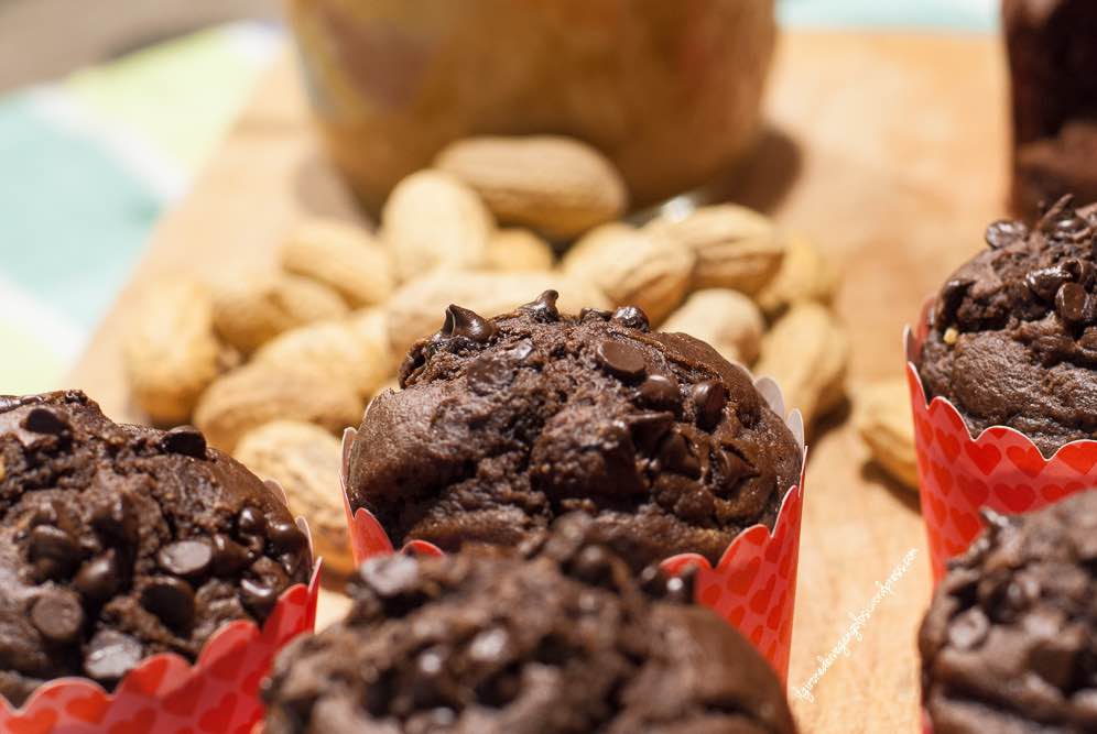 MUFFIN AL CACAO CON CUORE DI BURRO DI ARACHIDI