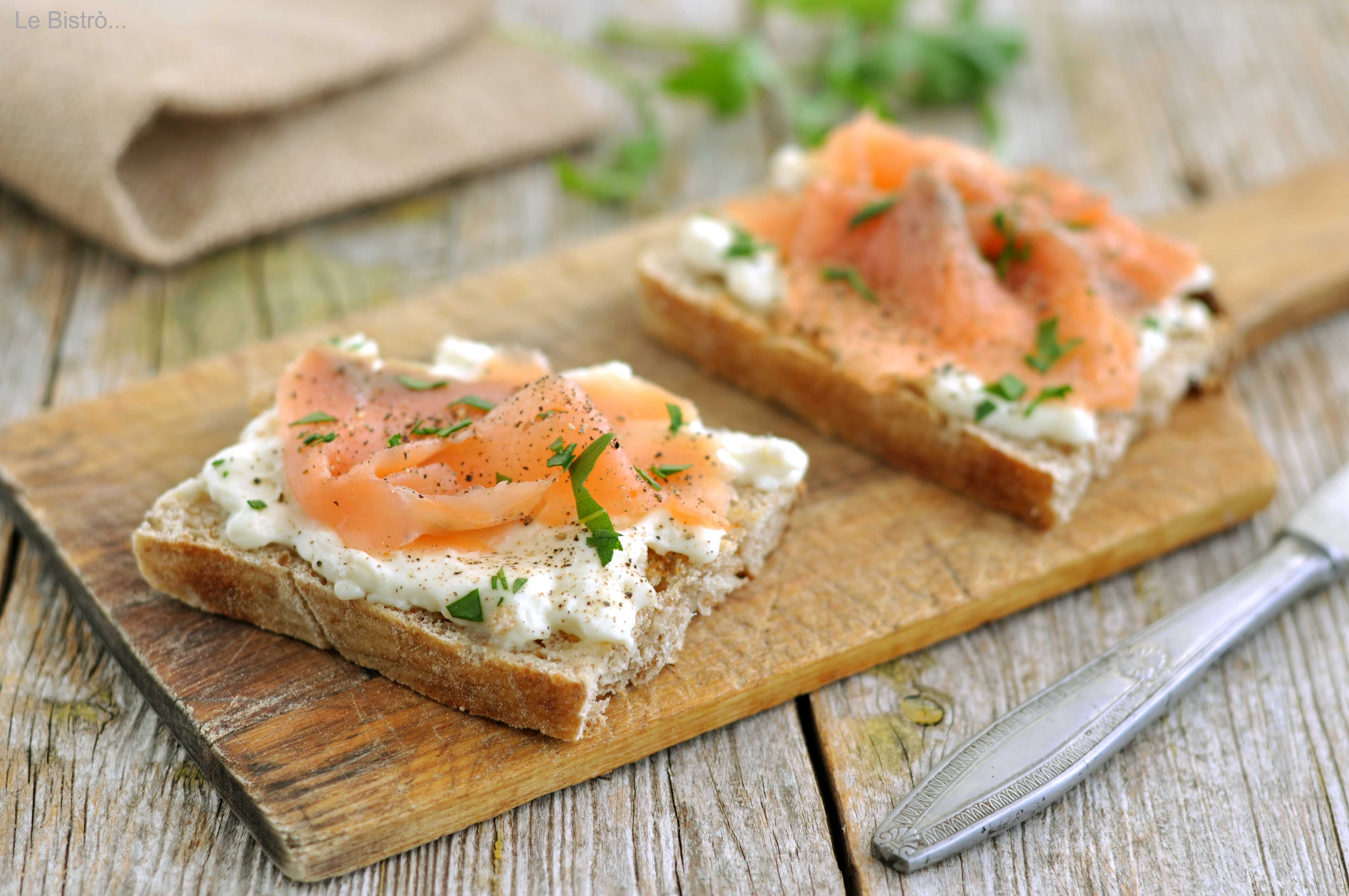 CROSTINI CON SALMONE AFFUMICATO, STRACCHINO ED ERBA CIPOLLINA