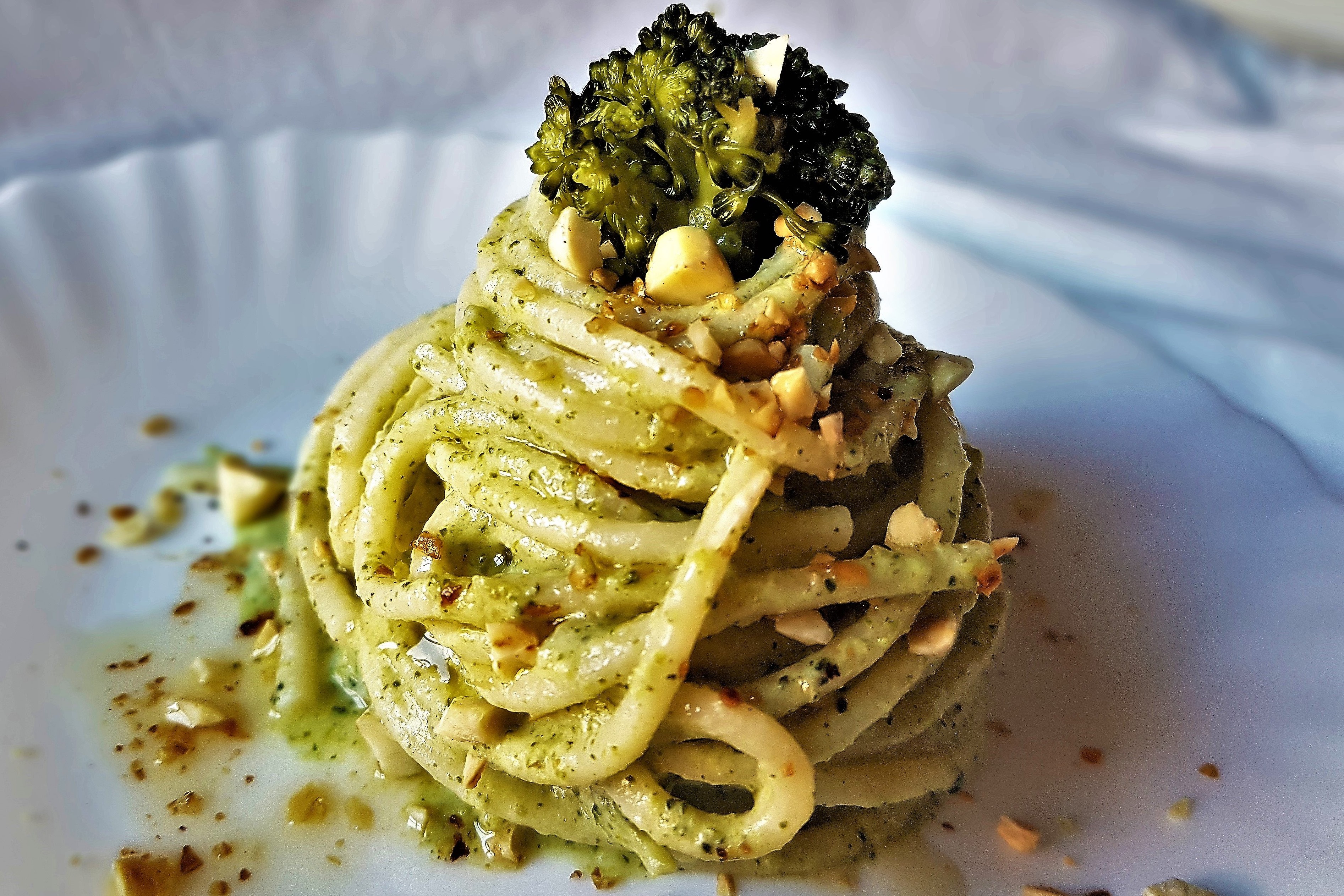 SPAGHETTI CON PESTO DI BROCCOLI E MANDORLE